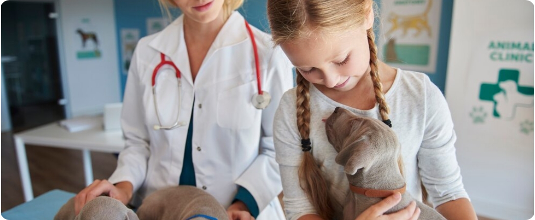 Petite fille avec un chiot.